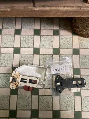 大熱天堆積衣物：這部Zanussi ZFV系列洗衣機閃燈無法啟動，門鎖掣緊急更換 🌞