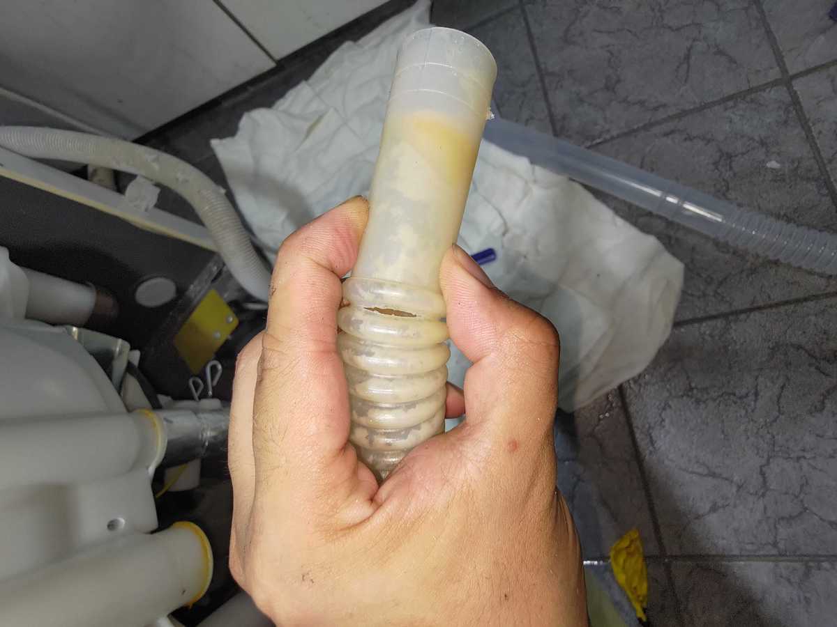 這部惠而浦 VEMC系列洗衣機為何滴答作響還漏水？找出漏水保險喉斷裂原因 🩺