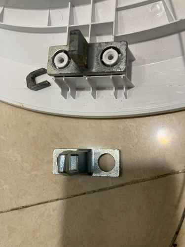 這部Zanussi ZWF系列洗衣機門勾斷裂後，竟用木棍讓它繼續運轉 🪵