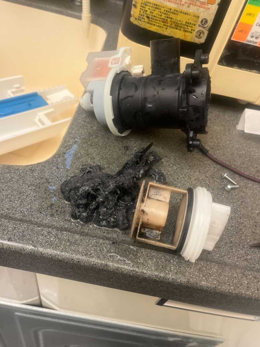 這部西門子WS系列洗衣機E18突然報到！師傅現場揭開過濾器被牙籤圍攻 🍢