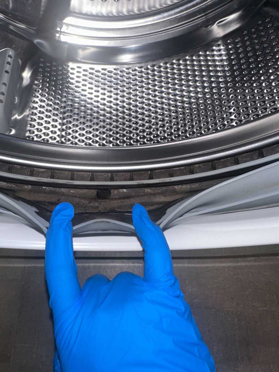 郭先生驚見門膠黑斑🦠清洗專員深度清潔這部Electrolux前置式洗衣機
