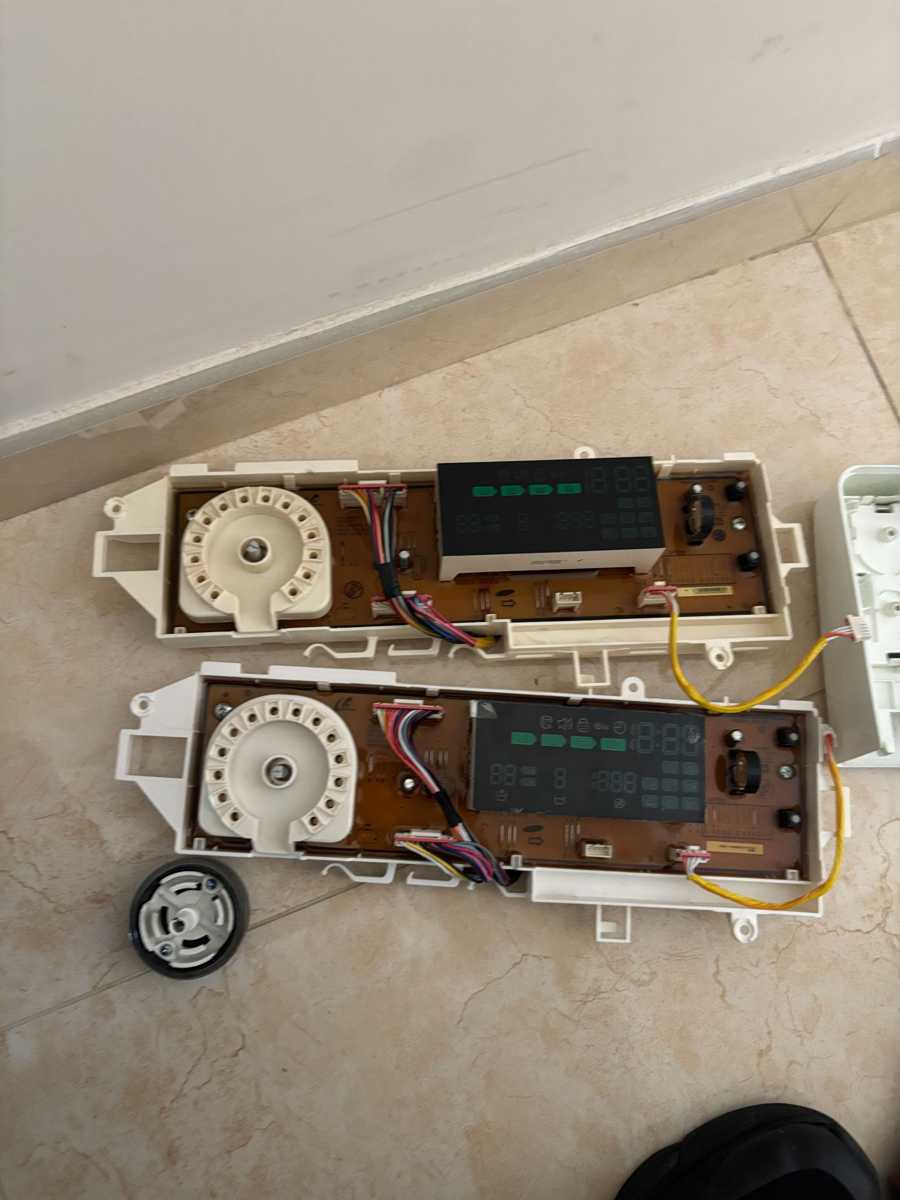 洗衣進行中突然停機，這部Samsung WW系列洗衣機面板熄燈彷彿睡着 😵‍💫