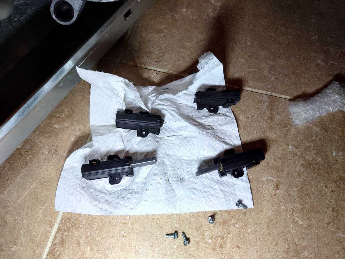 噼啪火花聲讓洗衣機停擺？師傅拆解這部西門子WD系列洗衣機的碳刷秘密🔦