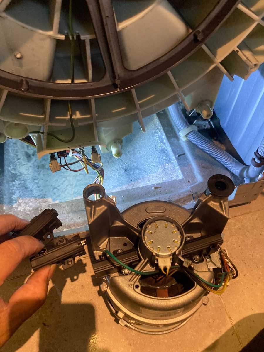 這部西門子WK系列洗衣機為何顯示E12停擺？師傅檢測發現碳刷全磨耗🤔