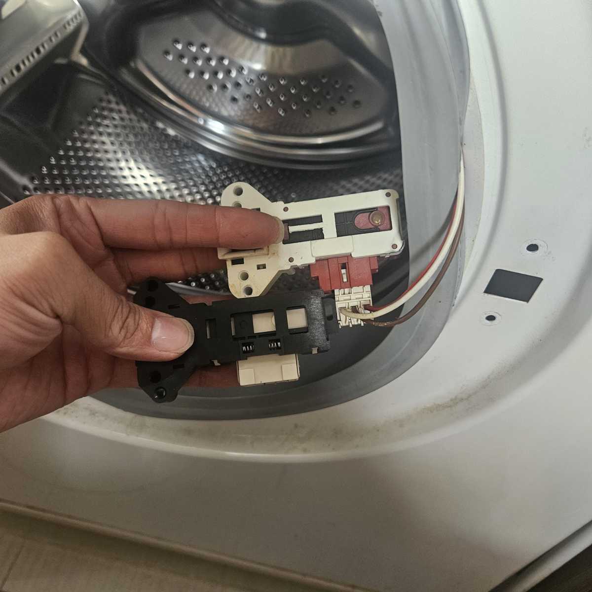 這部Brandt WFA系列洗衣機3H/9H故障燈閃不停，換上新門鎖掣後恢復運作 💡