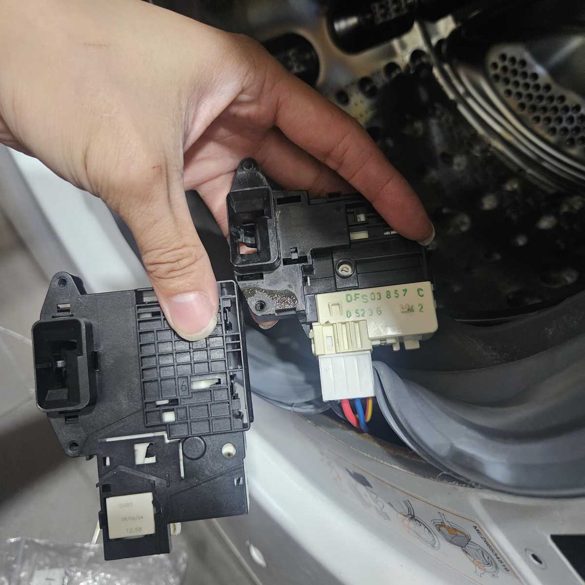 這部LG洗衣機為何總是鎖不了門？一場dE2故障的現場診斷🧩