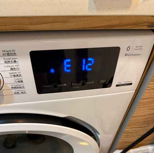 這部惠而浦FRAL系列洗衣機E12排水中斷，全因一塊透明塑膠片卡住 🧩