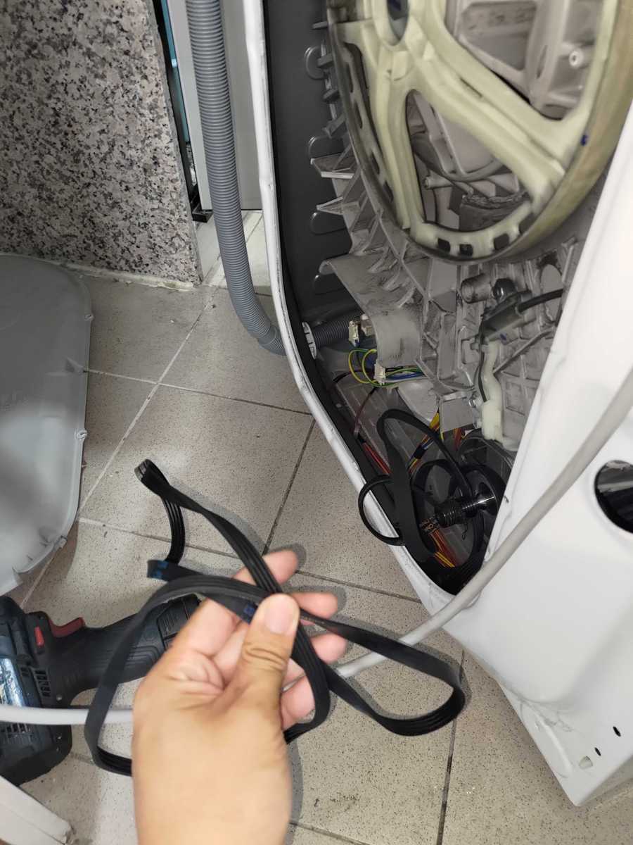 洗衣量不足引發失衡震動，這部Zanussi ZKN系列洗衣機皮帶斷裂提醒 ⚖️