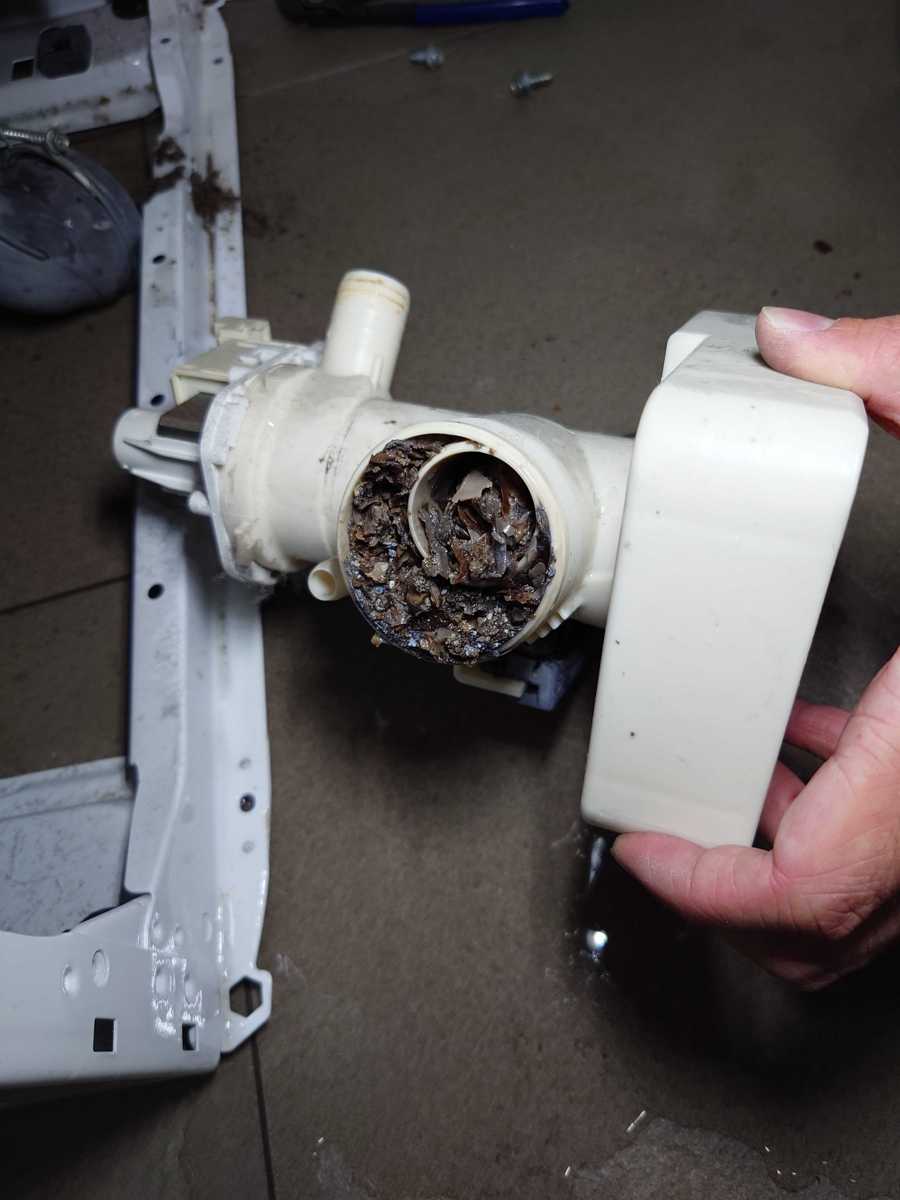 客人用梳打粉清洗後，這部Zanussi ZWH系列洗衣機竟完全不排水🔍
