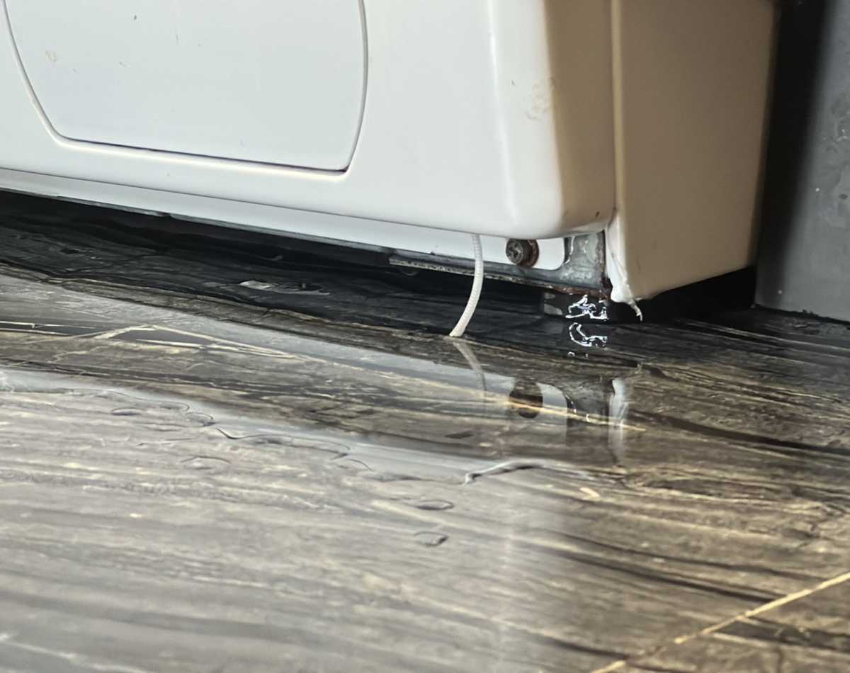 曾被建議直接換機？這部Whirlpool WRAL系列洗衣機只因過濾器鬆脫才機底漏水 🤔
