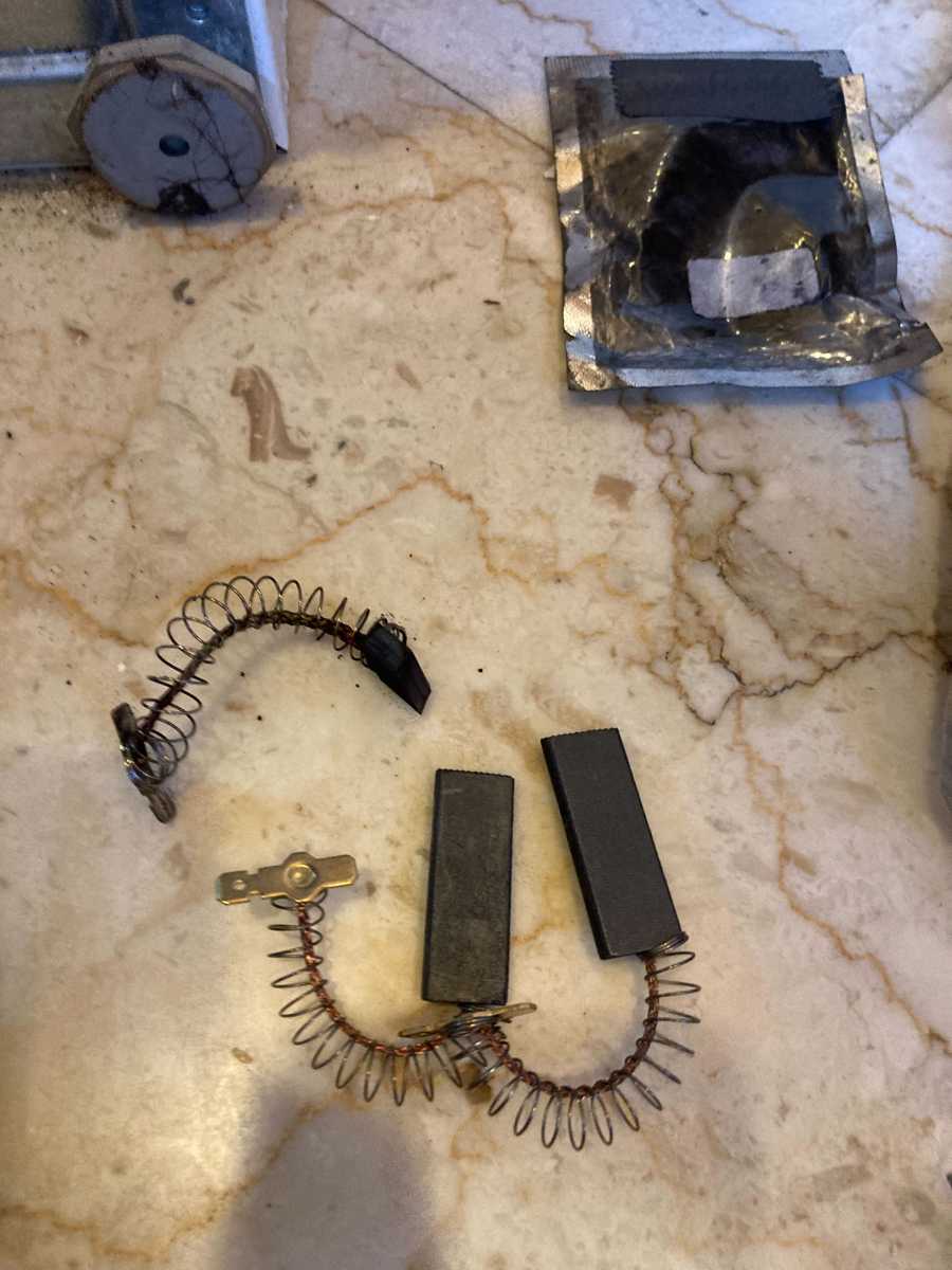 這部西門子WM系列洗衣機在唐樓七樓閃燈告急，換碳刷後重新運轉🌈