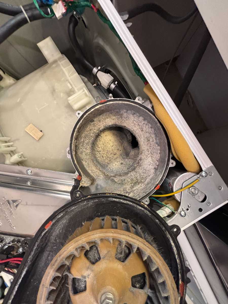 師傅提醒：定期清理風道，恢復這部Samsung WD系列洗衣機烘乾效能🧹