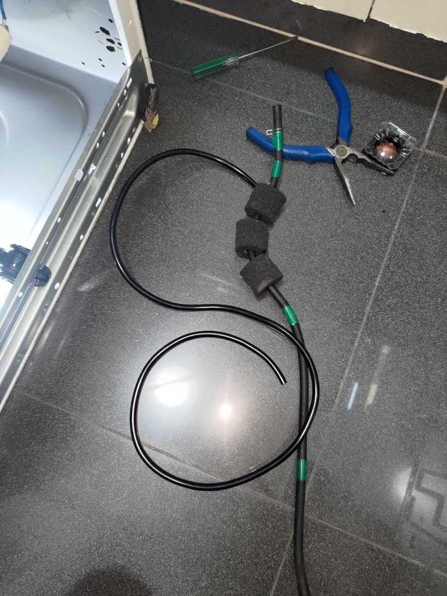 這部惠而浦洗衣機遇到E11，師傅上門發現氣喉一個小洞讓水位判讀錯亂 🧩