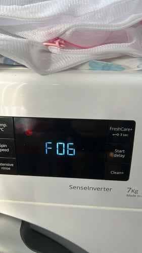 這部惠而浦FFCR系列洗衣機為何出現F06？現場檢查發現門鎖受潮的細節 🧩