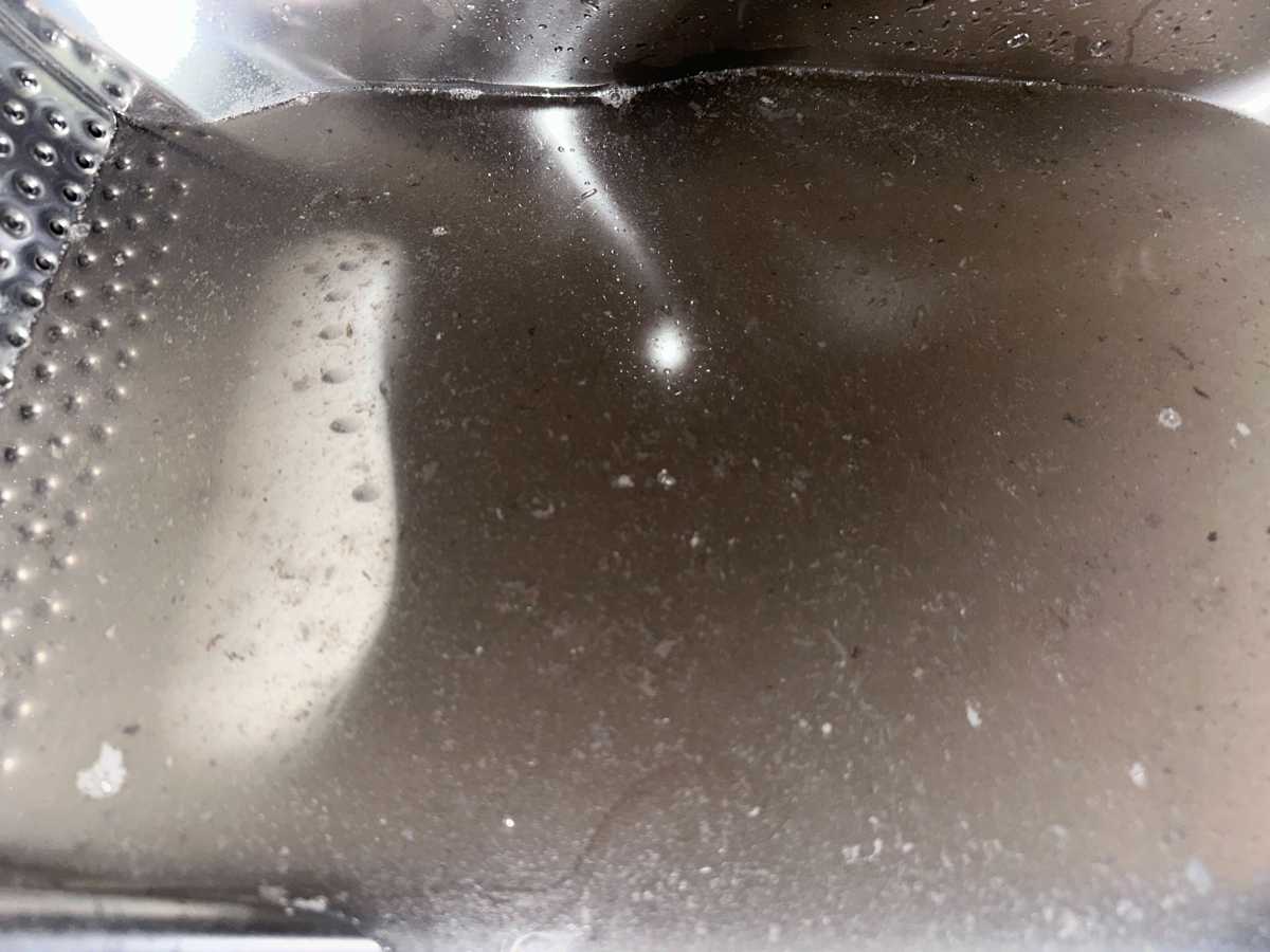 市面清潔劑無效！這部Zanussi前置式洗衣機深層污垢難清除 🦠