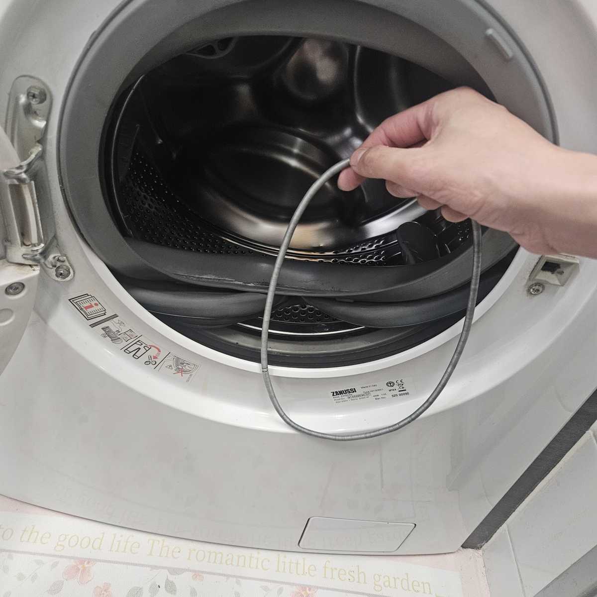 清潔時好心做壞事？這部Zanussi ZWS系列洗衣機門膠邊拉脫導致漏水事件 💧