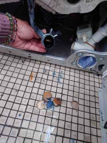 這部西門子WS系列洗衣機排水完全停擺，師傅拆機竟發現11個硬幣堵塞 💰