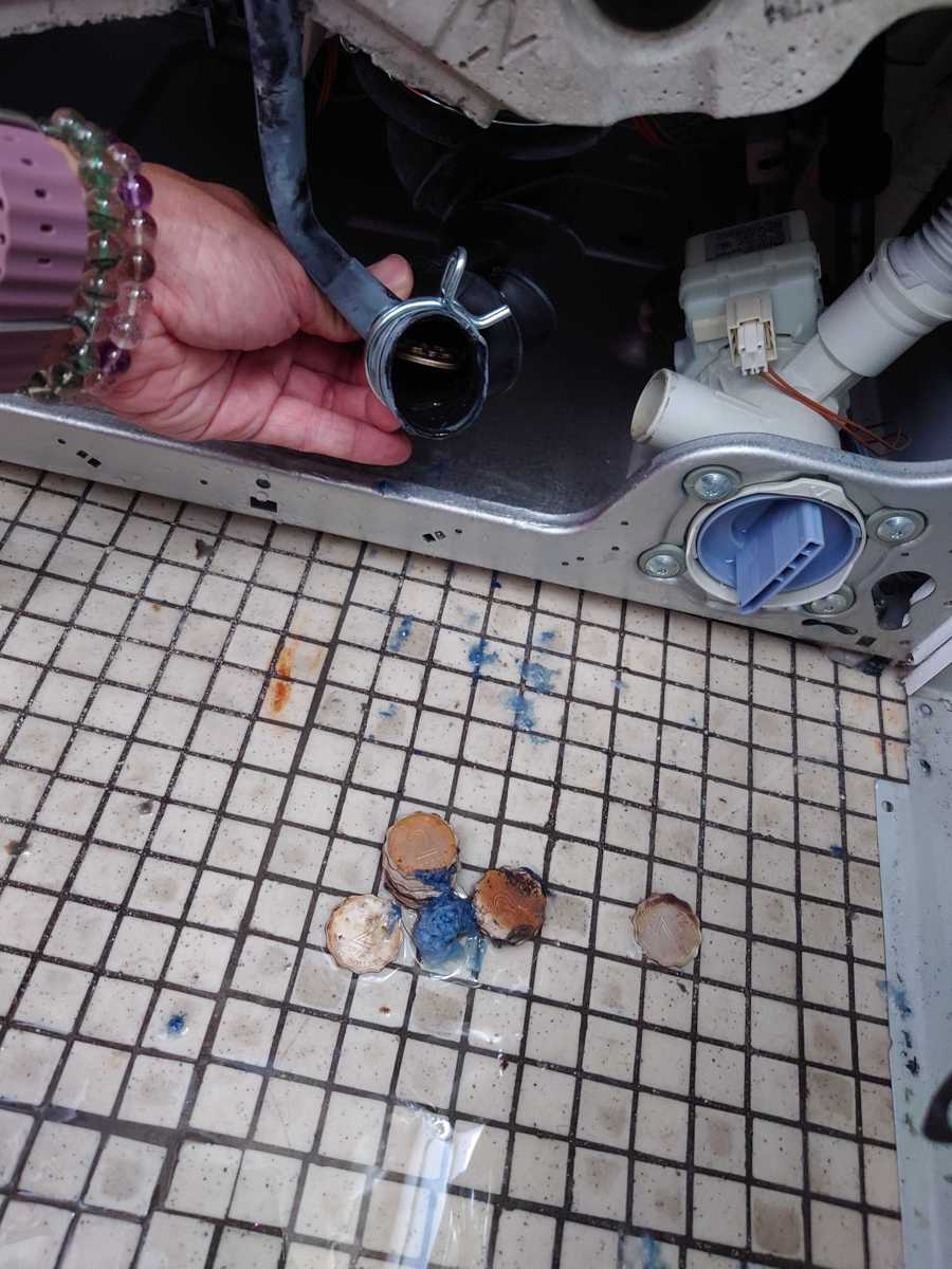 這部西門子WS系列洗衣機排水完全停擺，師傅拆機竟發現11個硬幣堵塞 💰