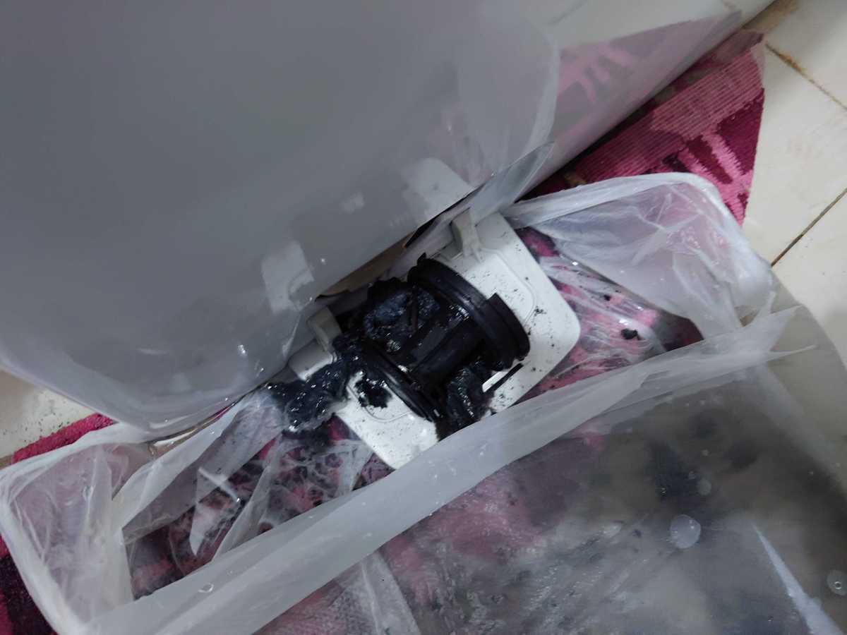 這部飛歌PWD系列洗衣機排水慢如蝸牛？師傅拆解後發現缸底驚人積聚物 🐌