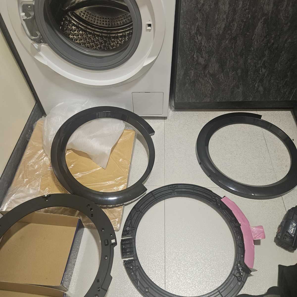 門框更換遇上螺絲全失蹤？這部日立BD系列洗衣機維修的意外挑戰 🔍