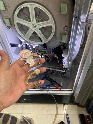 師傅化身探險家！這部Zanussi ZWQ系列洗衣機金屬勾卡死內部的精密解救行動 🕵️