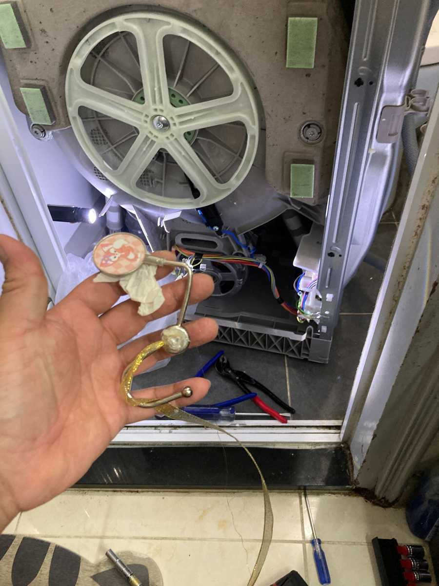 師傅化身探險家！這部Zanussi ZWQ系列洗衣機金屬勾卡死內部的精密解救行動 🕵️