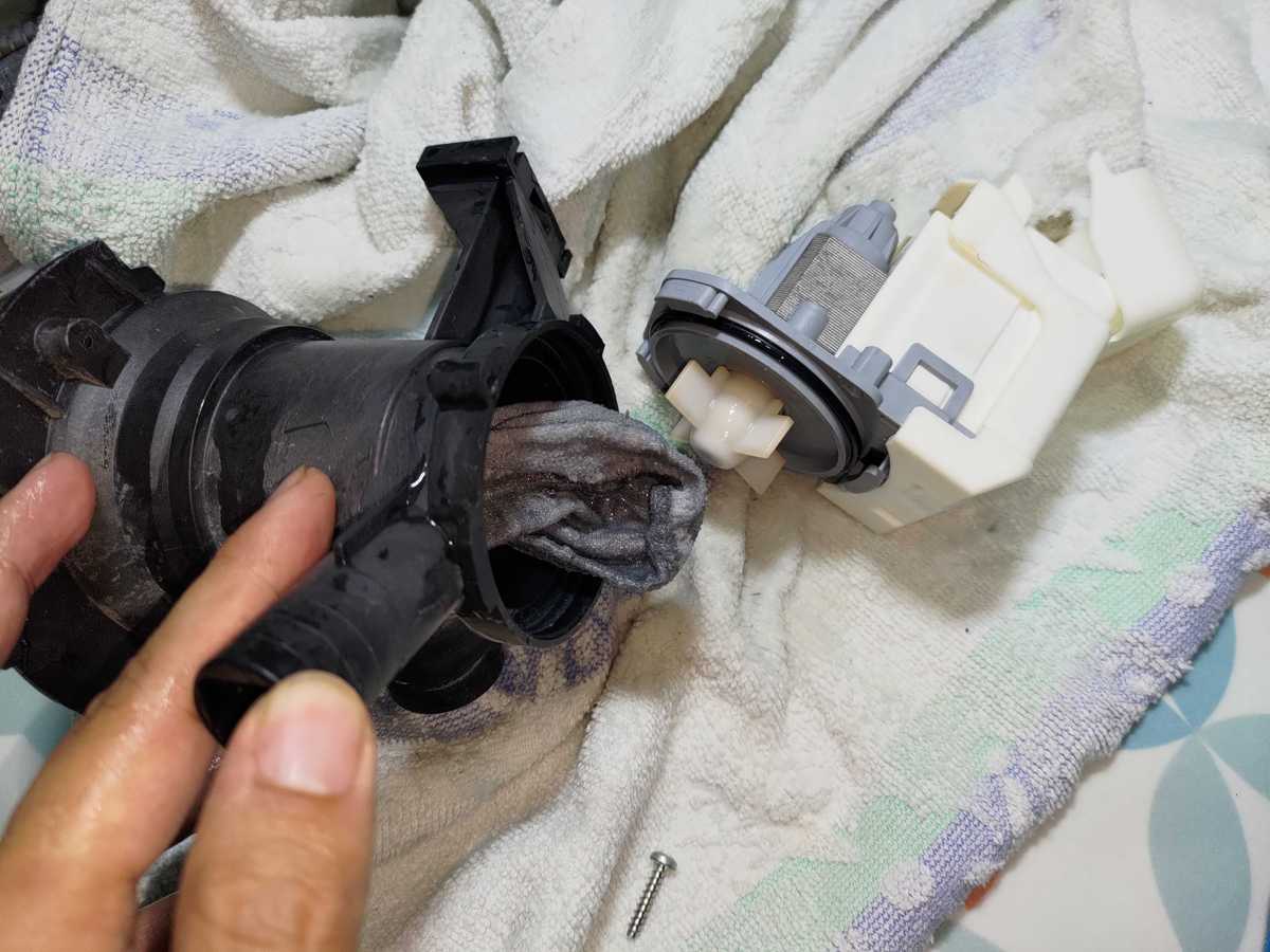 這部惠而浦洗衣機Clean Pump燈持續閃爍，拆開排水泵竟藏著一隻襪子 🧦