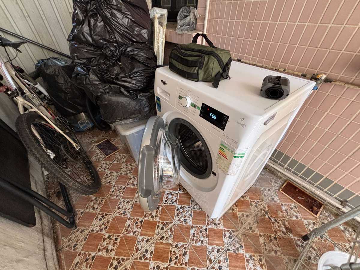 一場黑雨讓這部惠而浦FFCR系列洗衣機出現F06故障碼，戶外擺放的風險終於顯現 🌧️