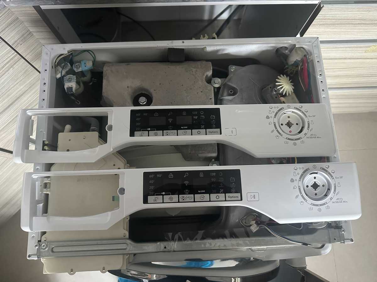 按鈕完全失靈的Rosieres RILS系列洗衣機：師傅精密拆解更換電子板輕觸模塊實錄 🛠️