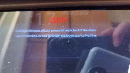 這部東芝洗衣機TWDBH90W4H出現E21故障碼？竟是恤衫衣領膠條惹禍 😱