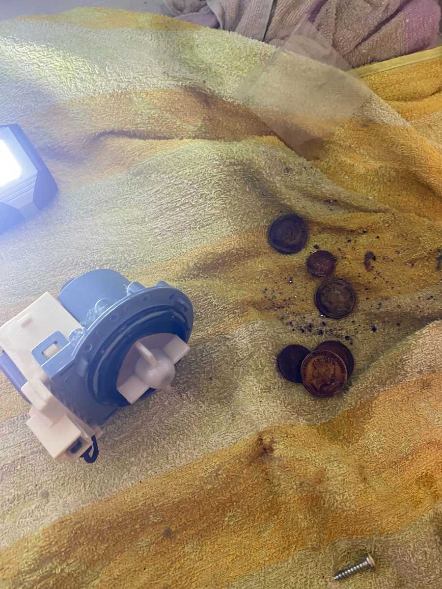這部Philco洗衣機不排水？口袋遺忘的硬幣如何堵塞整個排水系統 💰