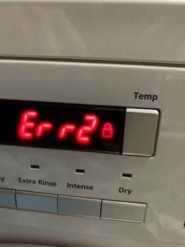 這部飛歌牌PWD系列洗衣機Err2故障碼？排水泵老化導致鎖形圖示閃爍不停 ⚡