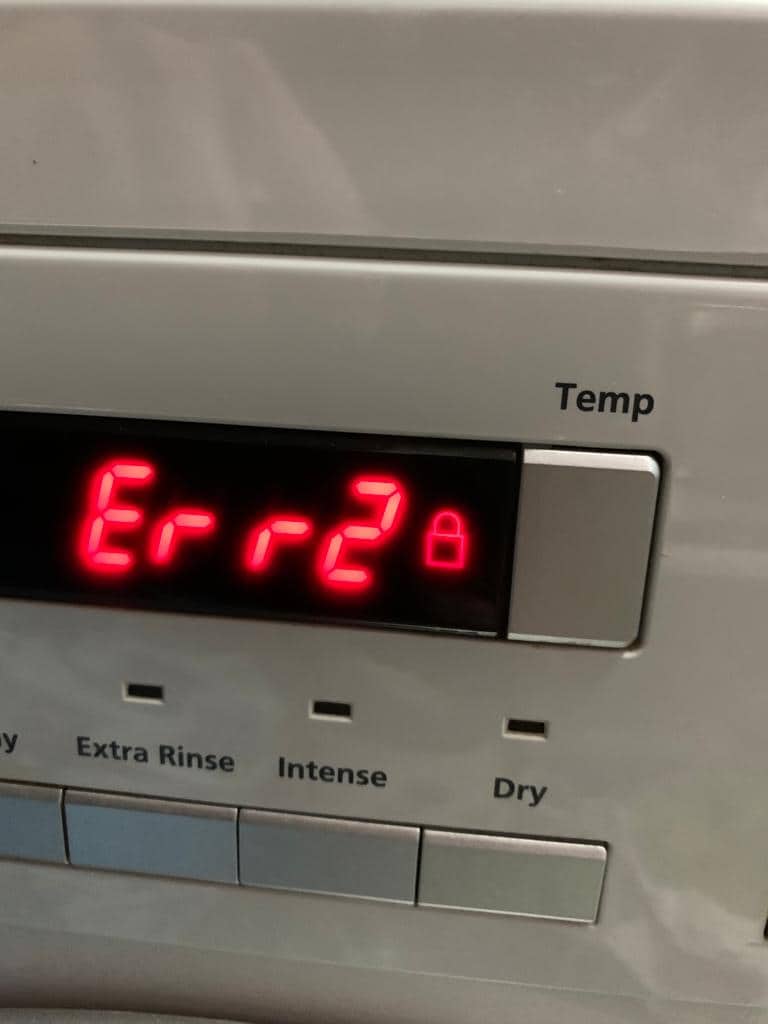 這部飛歌牌PWD系列洗衣機Err2故障碼？排水泵老化導致鎖形圖示閃爍不停 ⚡