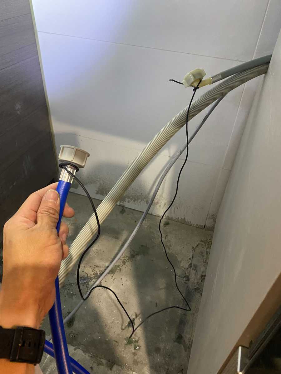 Built-in設計這部De-Dietrich洗衣機入水喉更換挑戰，師傅巧妙穿線法解決狭窄空間難題 🧵