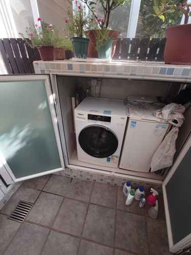 兩部洗衣機並排,這部惠而浦FSCR系列洗衣機地板水漬謎團如何破解?💧