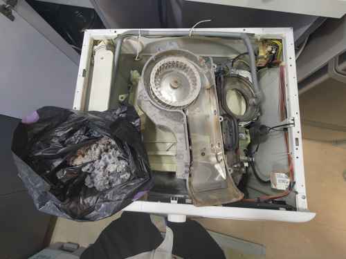 這部惠而浦WFCR系列洗衣機為何烘乾3小時衣物還濕？師傅發現風鼓摩打積塵嚴重 💨