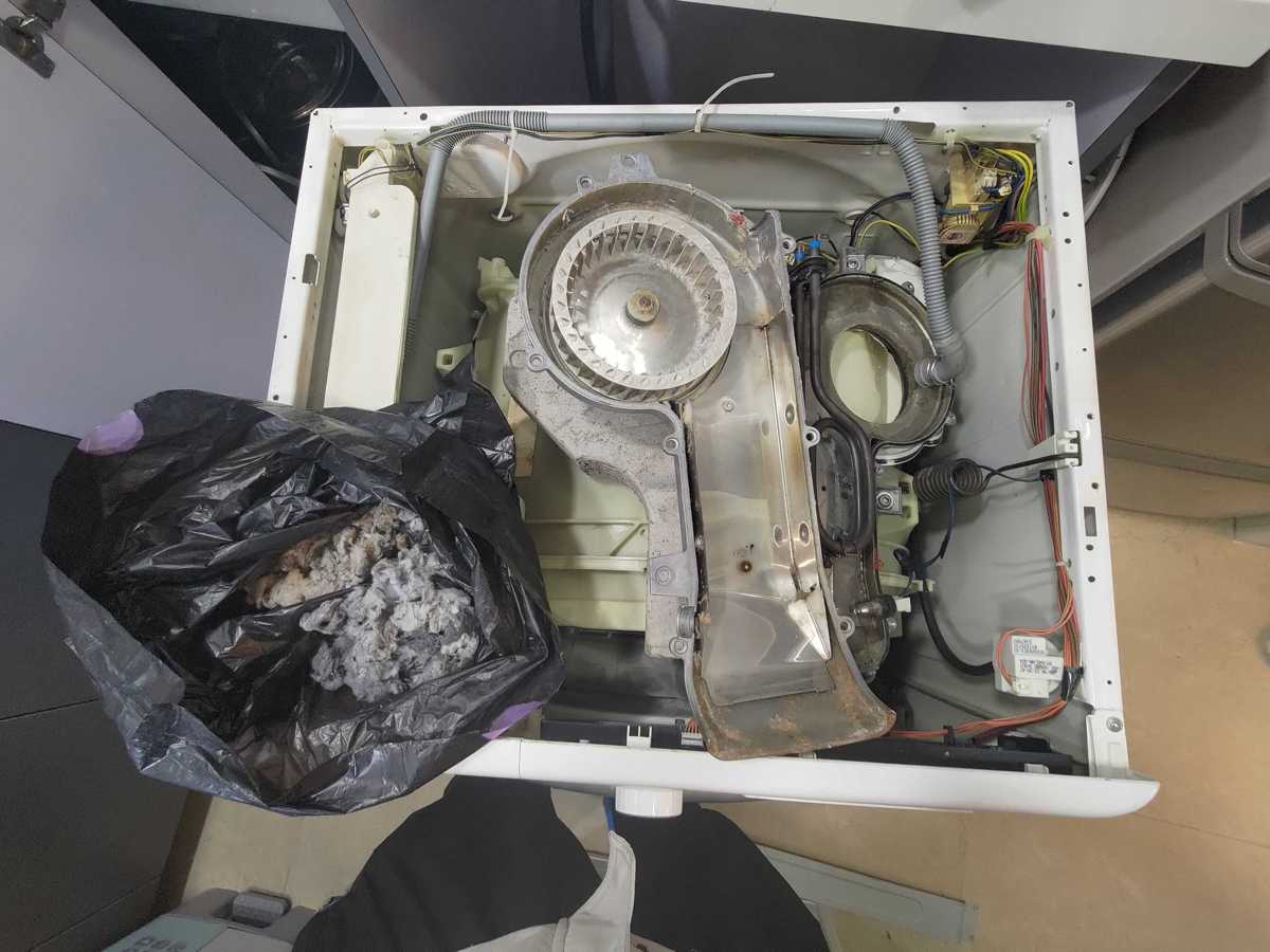 這部惠而浦WFCR系列洗衣機為何烘乾3小時衣物還濕?師傅發現風鼓摩打積塵嚴重 💨