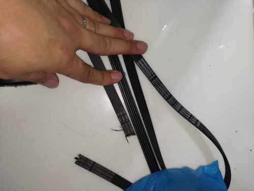 窗簾洗完後，這部惠而浦WRAL系列洗衣機皮帶斷裂導致失去洗滌功能 🧺