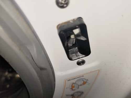 這部LG F系列洗衣機門勾斷裂連帶損壞門鎖掣?鍾小姐的完整維修體驗 🔍