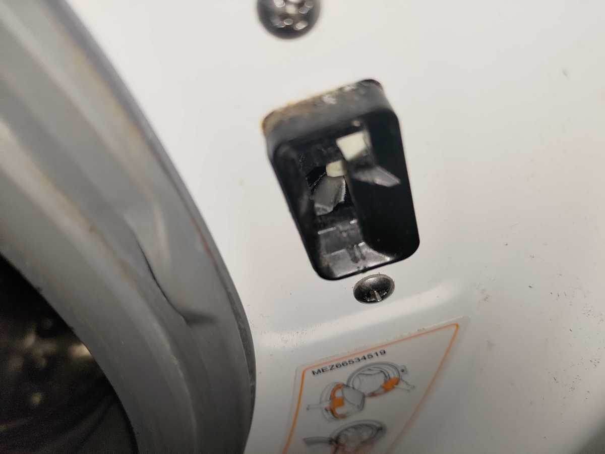 這部LG F系列洗衣機門勾斷裂連帶損壞門鎖掣?鍾小姐的完整維修體驗 🔍