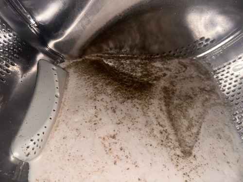 以為只是普通髒污,這部Philco前置式洗衣機竟流出Cappuccino般的泡沫水 ☁️
