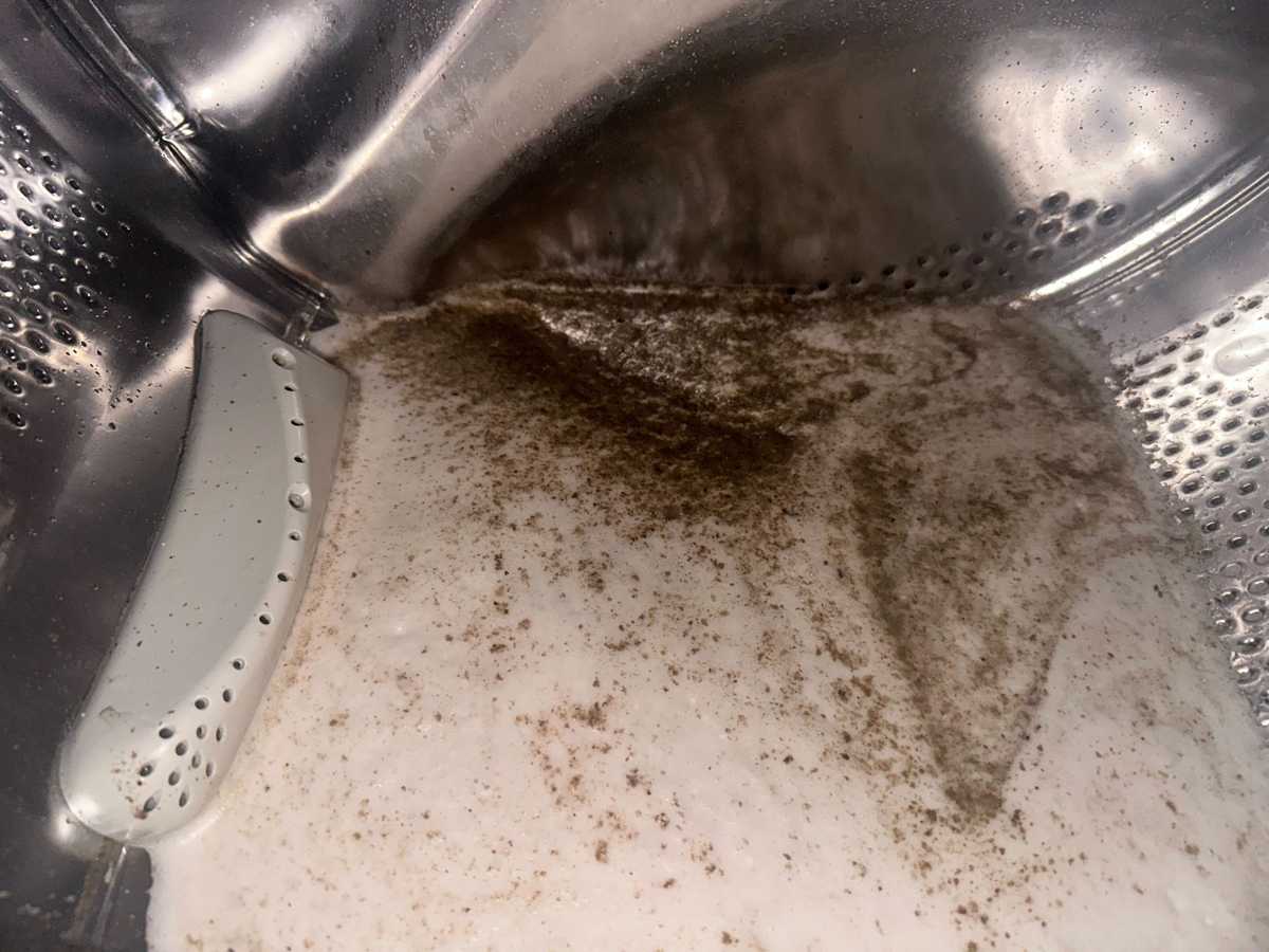 以為只是普通髒污,這部Philco前置式洗衣機竟流出Cappuccino般的泡沫水 ☁️