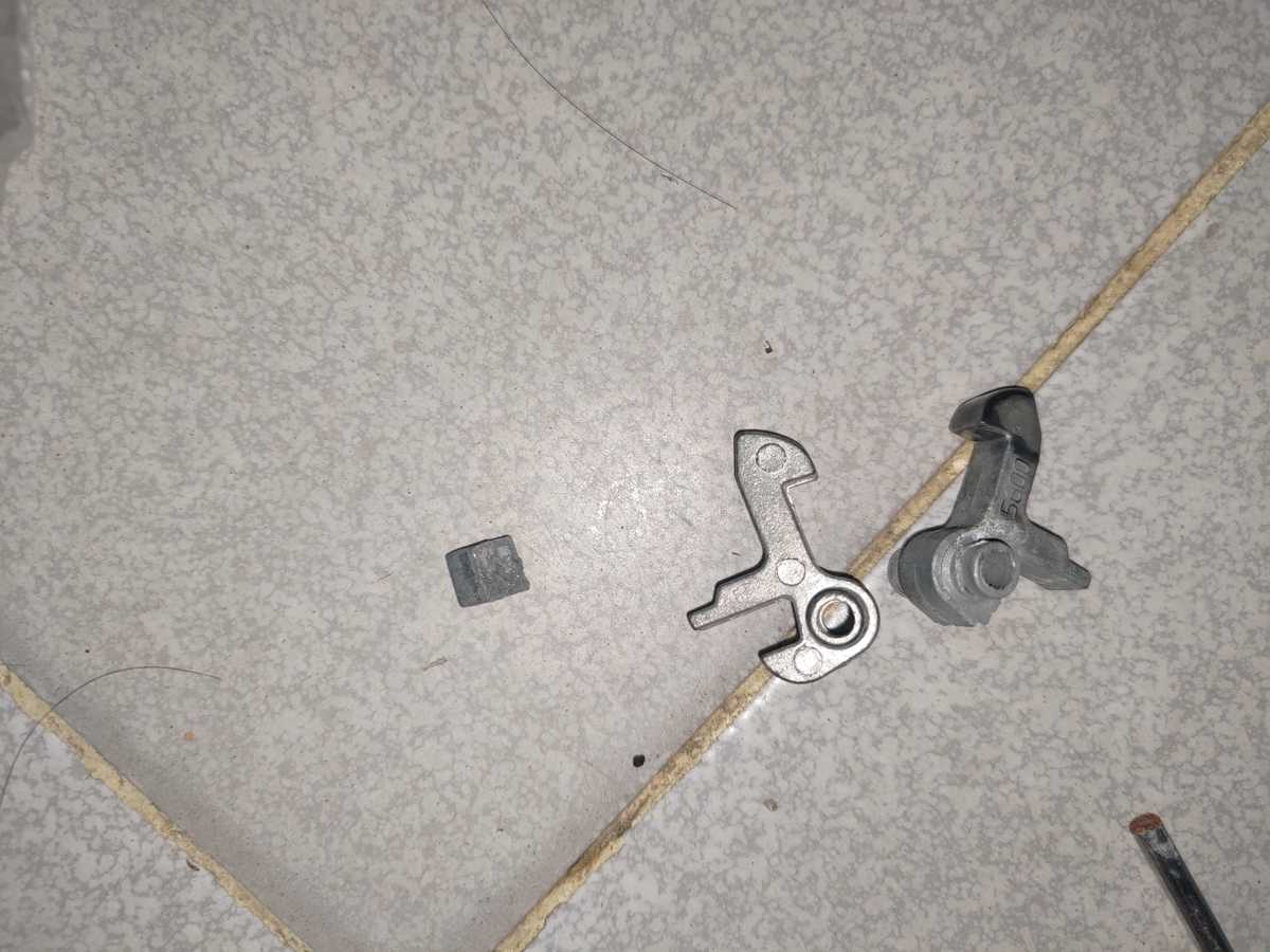 鄧生這部Zanussi ZWSH系列洗衣機門鎖死之謎:不是門把手而是門勾斷裂 🔍