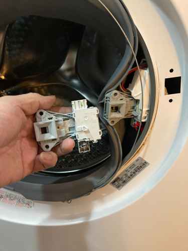 Zanussi ZWH系列洗衣機門鎖死+異常聲響？一個零件替換解決客戶的維修焦慮 💡
