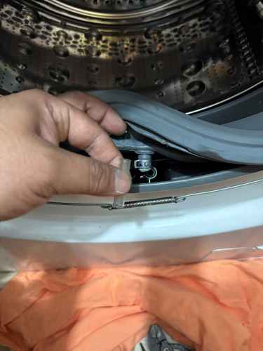 這部LG FC系列洗衣機開機秒漏水？師傅一招解決膠管破損問題 💧