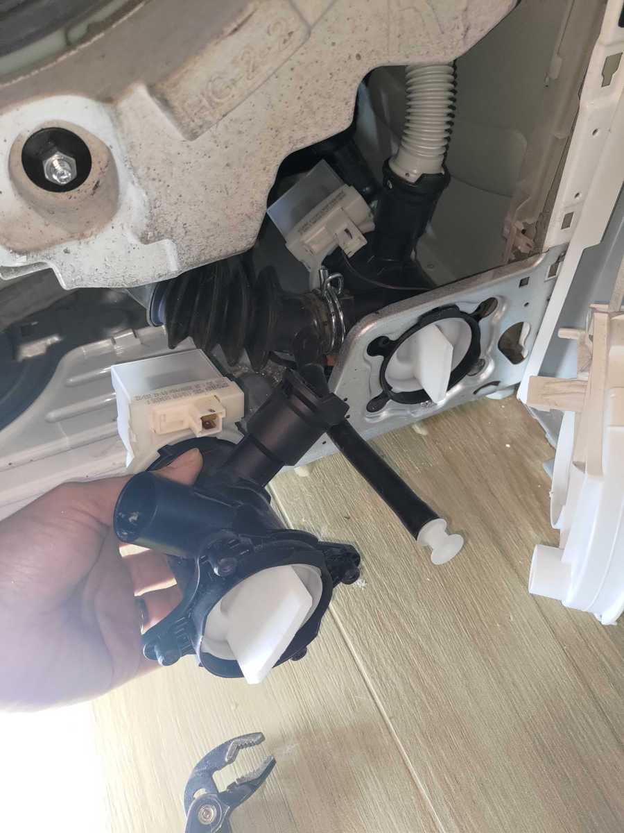 鄧小姐這部西門子洗衣機E36故障碼修復過程:街邊師傅留下三個嚴重問題 ⚠️