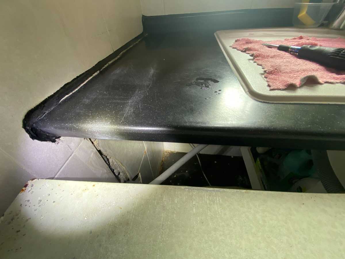 嵌入式Zanussi ZFV系列洗衣機維修挑戰:石英石檯面壓迫下的巧妙拯救 💎