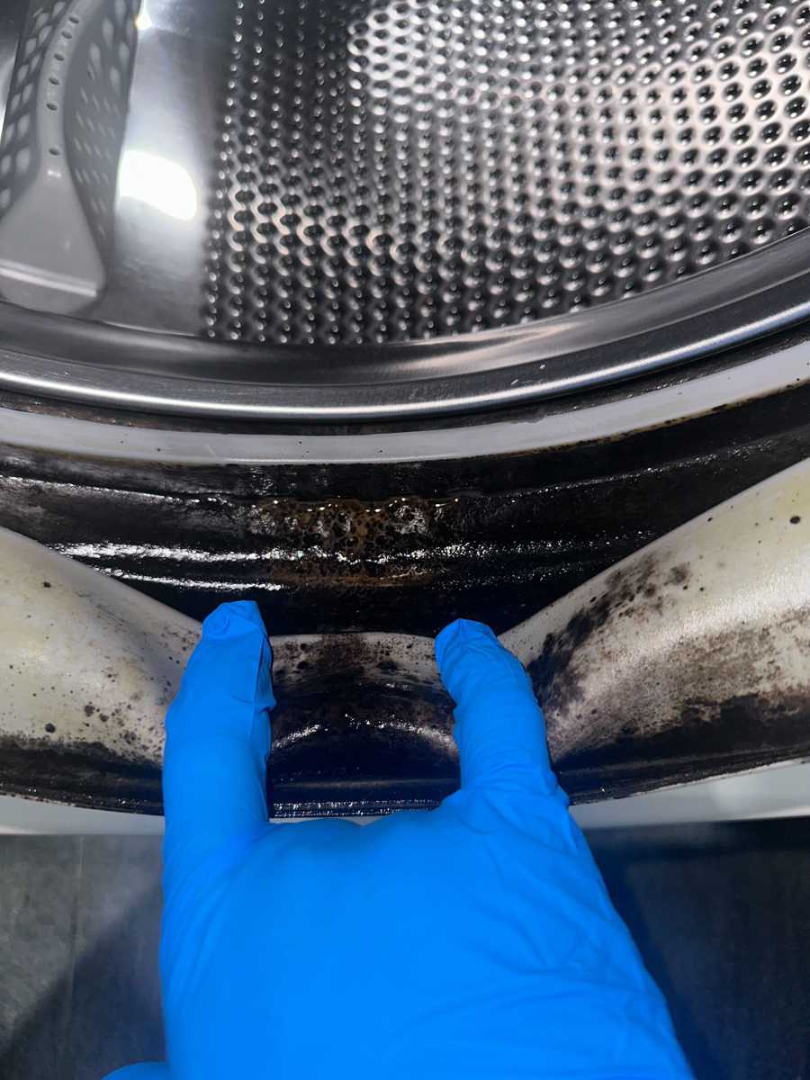 媽媽一開門就問:「你係咪幫我處理個門膠邊?」🦠 這部Brandt前置式洗衣機的霉菌困擾