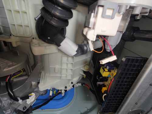 這部美的MFL系列洗衣機首次使用就出現Err故障碼?排水泵線插鬆脫的意外發現 💧