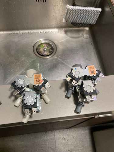 這部LG WF系列洗衣機明明沒開機卻自己注滿水?師傅用水龍頭比喻解開婆婆困惑 💧